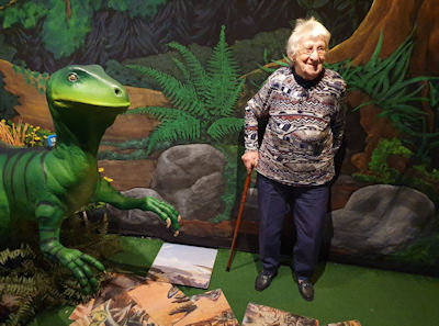 mevrouw Devilee in natuurmuseum dino tentoonstelling